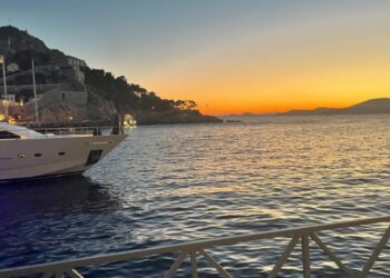 Grecia: Un incendiu de pădure pe insula Hydra, declanşat de un foc de artificii de pe un iaht