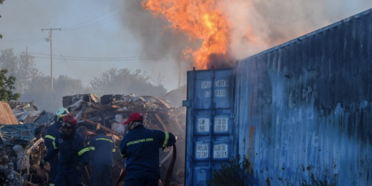 Prima victimă a încendiilor din Grecia. Un bărbat a murit în timp ce încerca să-i ajute pe pompieri