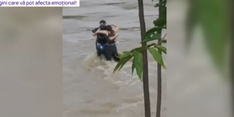 Anchetă penală după tragedia din Italia. Tinerii luați de viitură sunt căutați de 40 de ore