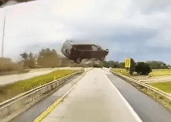 Momentul în care o mașină zboară peste autostradă, în fața unui șofer de camion, în SUA