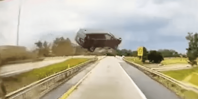 Momentul în care o mașină zboară peste autostradă, în fața unui șofer de camion, în SUA