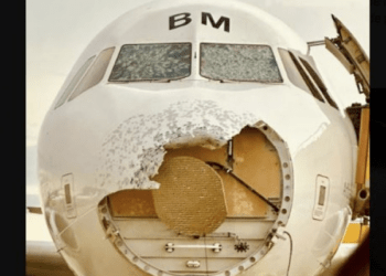 Panică la bordul unui avion care decolase din Spania: O parte din aeronavă a fost distrusă de grindină după o furtună puternică