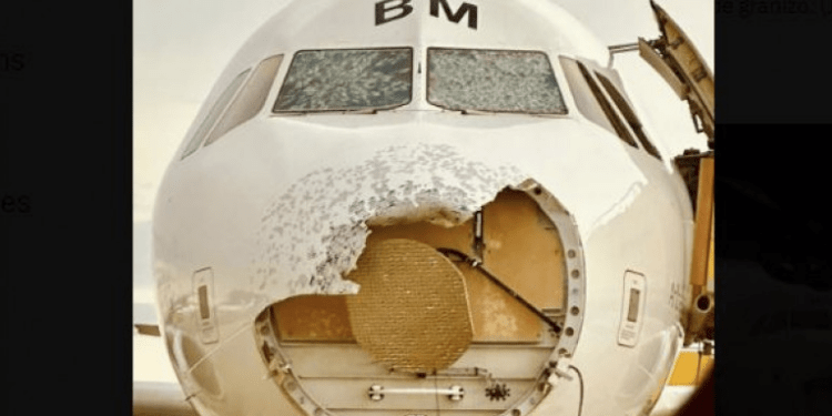 Panică la bordul unui avion care decolase din Spania: O parte din aeronavă a fost distrusă de grindină după o furtună puternică