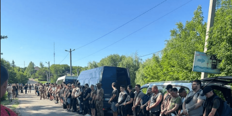 Возле Одессы пограничники задержали четыре автобуса с мужчинами, которые пытались бежать в Молдову от мобилизации