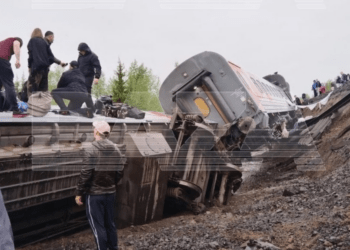 Пассажирский поезд сошел с рельсов в Коми