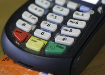 Plata cu cardul peste tot în România: Comercianții, inclusiv din piețe, trebuie să ofere această opțiune. Legea a intrat în vigoare