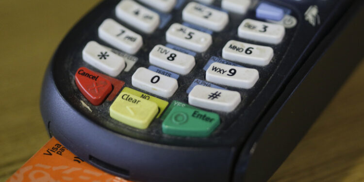 Plata cu cardul peste tot în România: Comercianții, inclusiv din piețe, trebuie să ofere această opțiune. Legea a intrat în vigoare