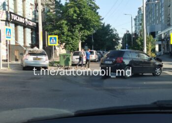 Accident matinal în centrul Capitalei: Două mașini Toyota s-au ciocnit și au rămas blocate pe traseu