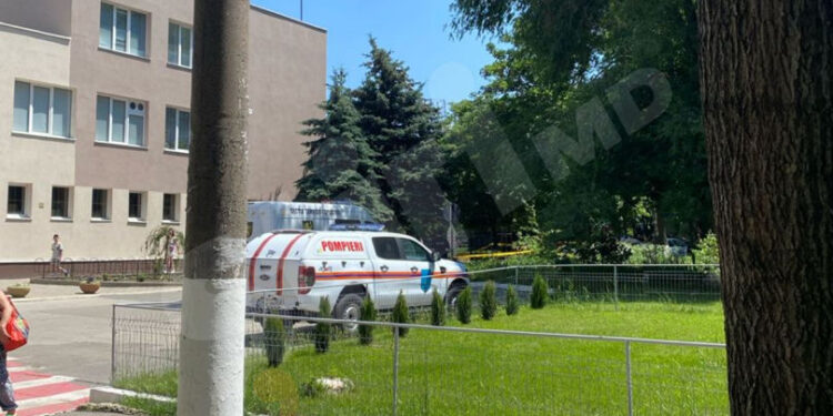 Deflagrație în capitală: Un bărbat a avut de suferit după ce tomberonul unde aruncase gunoiul a explodat