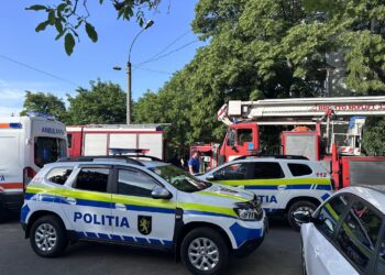 Incendiu într-un bloc de locuit din Capitală: Cinci echipaje de pompierii și ambulanța, la fața locului