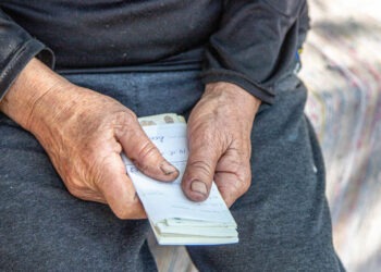 De la 1 iulie, femeile se vor pensiona la vârsta de 61 de ani