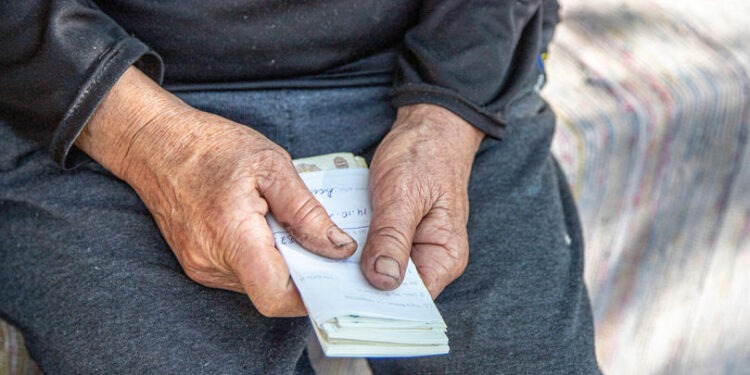 De la 1 iulie, femeile se vor pensiona la vârsta de 61 de ani