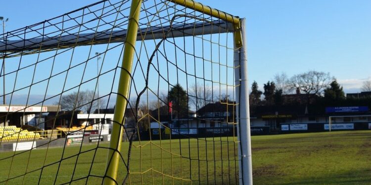 Ucis de o poartă de fotbal pe stadion, la Telenești