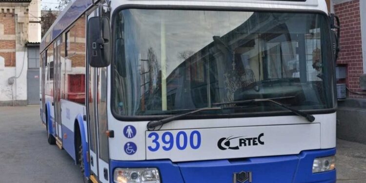 Circulația mai multor rute de troleibuz din capitală, afectată de un deranjament la rețeaua de contact
