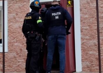Un tată și un fiu, amenințați cu omor și șantajați de doi indivizi din Nisporeni. Suspecții, reținuți