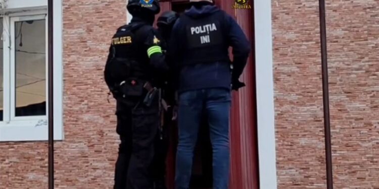 Un tată și un fiu, amenințați cu omor și șantajați de doi indivizi din Nisporeni. Suspecții, reținuți