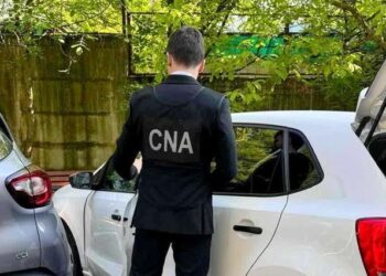 A promis „ajutor” la obținerea permisului de conducere și s-a trezit cu ofițerii CNA la ușă. Un tânăr, cercetat penal