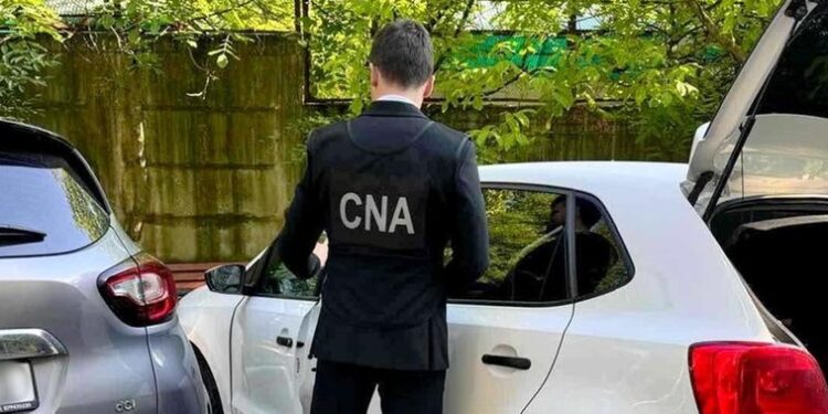 A promis „ajutor” la obținerea permisului de conducere și s-a trezit cu ofițerii CNA la ușă. Un tânăr, cercetat penal