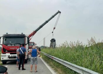 O mașină la volanul căreia se afla un moldovean, înghițită de apele unui râu în Italia