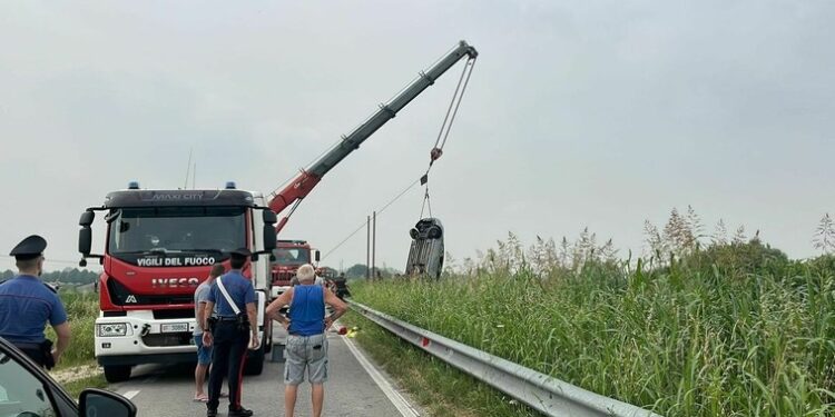 O mașină la volanul căreia se afla un moldovean, înghițită de apele unui râu în Italia