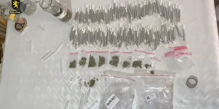 Un traficant de droguri din capitală, reținut în flagrant de mascații „Fulger”. Plasa drogurile în preajma cluburilor de noapte