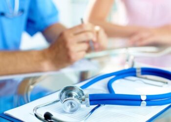 Lucrătorii medicali vor salarii cu 30% mai mari. Sindicatele: Deficit de 5000 de specialiști și salarii de 7000 de lei