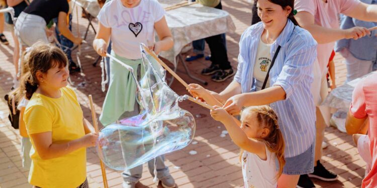 Sărbătoarea baloanelor de săpun la OrheiLand a unit familii și a făcut sute de copii fericiți