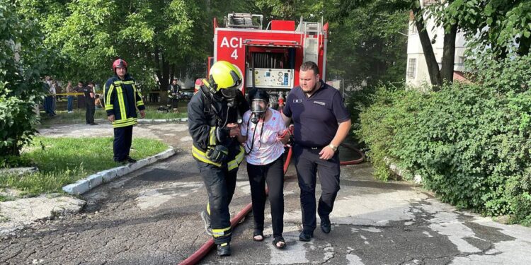 Un incendiu a avut loc în Capitală: Trei persoane au fost evacuate