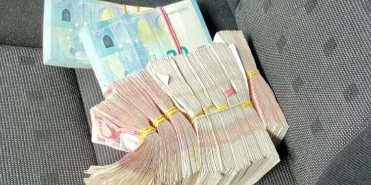 Circa 54 000 EUR și 120 000 lei MDL transportați ilegal, depistați în cadrul controlului coordonat la vama Albița