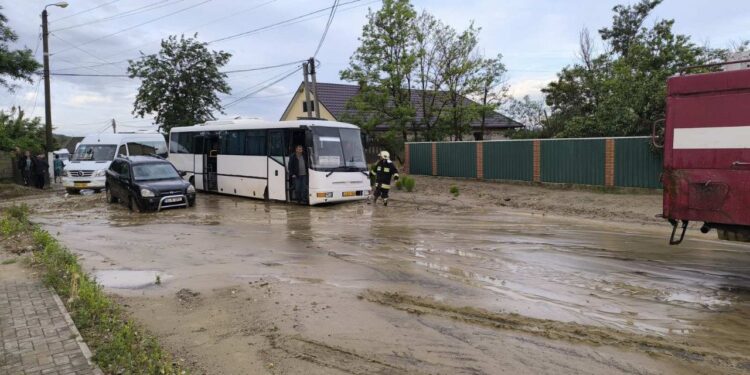 Salvatorii și pompierii din sudul țării au intervenit în urma ploilor abundente, evacuând apa din gospodării și deblocând un autocar rămas împotmolit | VIDEO