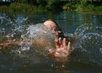 Doi minori au fost salvați de la înec de salvamarii stației de salvare din parcul „Valea Trandafirilor”