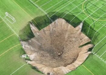 Из-за обрушения шахты: в США футбольное поле ушло под землю