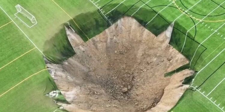 Из-за обрушения шахты: в США футбольное поле ушло под землю