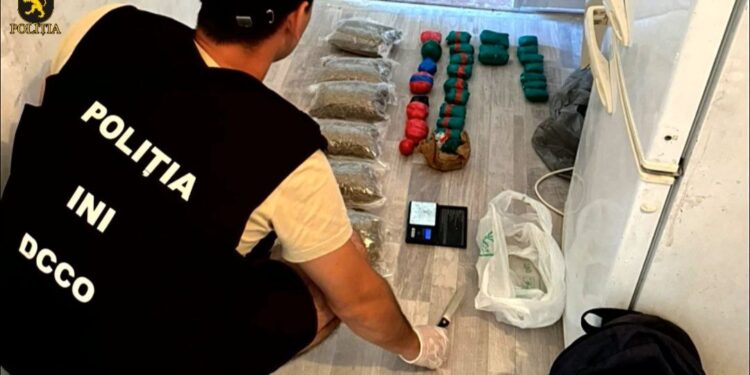 Peste 5 kg de droguri ridicate de ofițerii DCCO. Suspectul – reținut și plasat în arest