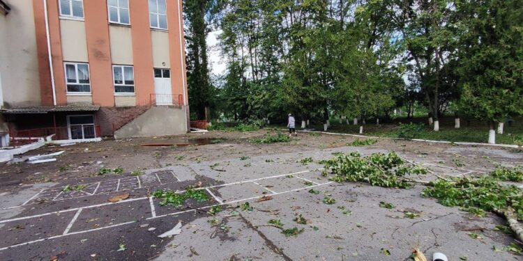 Furtuna a pus stăpânire și pe o școală din Rîbnița. Acoperișul instituției a fost aruncat