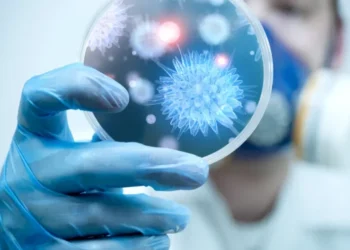 Un virus, cu mortalitate de zeci de ori mai mare decât COVID-19, ar putea devasta omenirea
