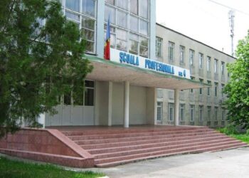 Moartea l-a găsit în ambulanță, după ce a căzut de pe acoperișul unei școli profesionale din Chișinău