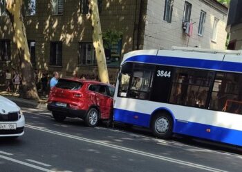 Troleibuz cu 40 pasageri la bord, implicat într-un accident rutier. A fost chemată și poliția