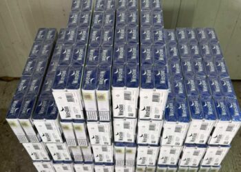 Два молдаванина пойманы с более чем 4 000 пачек контрабандных сигарет в микроавтобусе