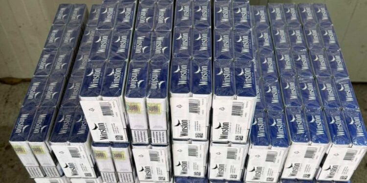 Два молдаванина пойманы с более чем 4 000 пачек контрабандных сигарет в микроавтобусе