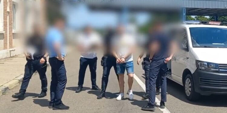 Из Румынии экстрадировали мужчину, которого разыскивал Интерпол