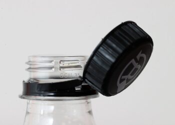 С 1 июля в Евросоюзе запрещена продажа пластиковых бутылок со съёмными крышками