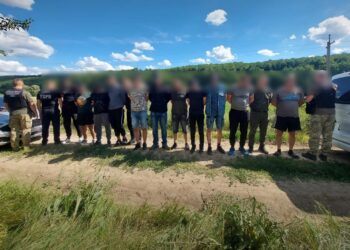 Пытались незаконно пересечь границу с Молдовой: украинские пограничники задержали 17 мужчин