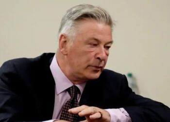 В США начался суд над актером Алеком Болдуином. Его обвиняют в убийстве оператора Галины Хатчинс