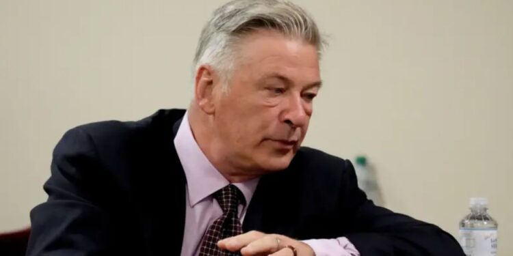 В США начался суд над актером Алеком Болдуином. Его обвиняют в убийстве оператора Галины Хатчинс