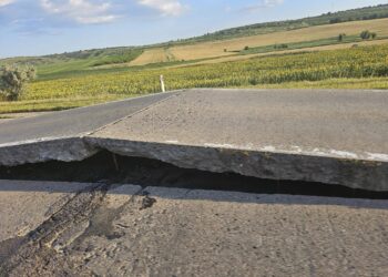 Из-за жары на трассе Кишинев-Бельцы поднялись бетонные плиты