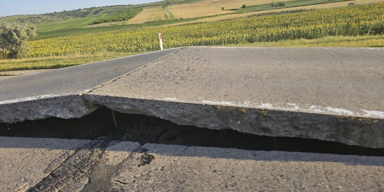 Из-за жары на трассе Кишинев-Бельцы поднялись бетонные плиты