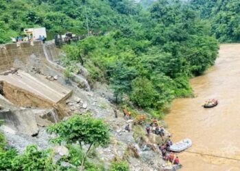 В Непале оползень смыл в реку два автобуса. Спасатели ищут почти 70 человек