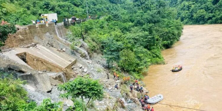 В Непале оползень смыл в реку два автобуса. Спасатели ищут почти 70 человек
