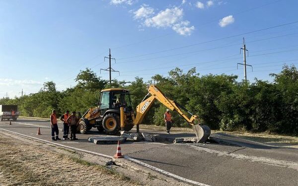 Из-за жары поднялись бетонные плиты на трассе в Страшенском районе